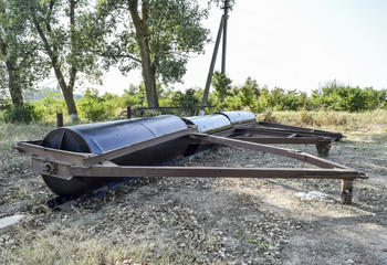 Soil rink. Presser and soil tamper on trailer for tractor. Trailer Hitch for tractors and combines....