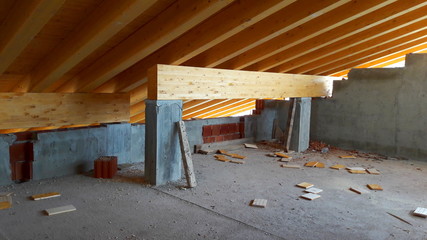 Cantiere edile e lavori in corso - tetto
