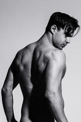 Homme muscl&eacute; de dos en studio