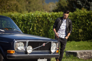 Homme rock près d'une voiture