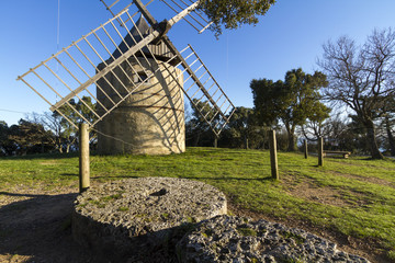 Meules en pierre devant le moulin de Paillas à Ramateulle, Var