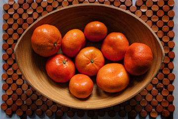 świeże mandarynki w drewnianej misce