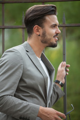 Homme avec du style et de la classe dans la rue