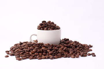 Fototapeta premium coffee bean with coffee cup isolated on white