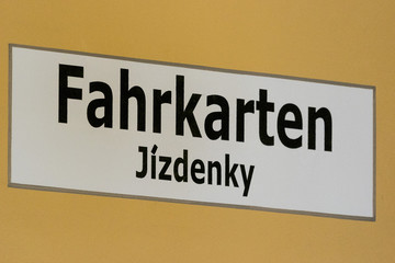 Wegweiser auf dem Bahnhof