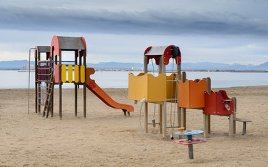 Parque infantil en la playa , Roses, Cataluña, España