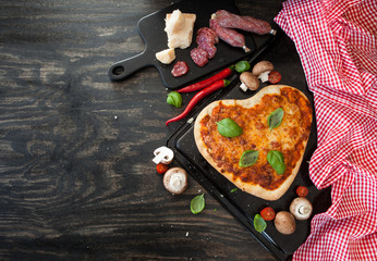 Pizza Margherita in Herzform