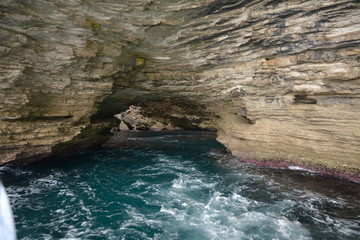 Corse, entrée d'une grotte.