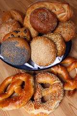 Vielfalt von Semmeln und Brezen, Brötchensortiment