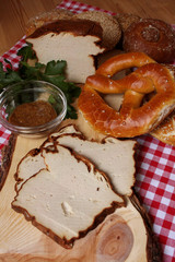 Bayerische Brotzeit mit gebackenem Kalbskäse und Brezen