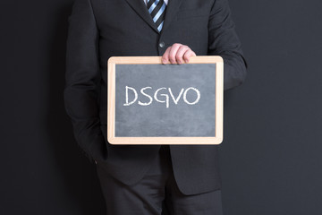 Manager mit einem Schild in der Hand auf dem DSGVO steht