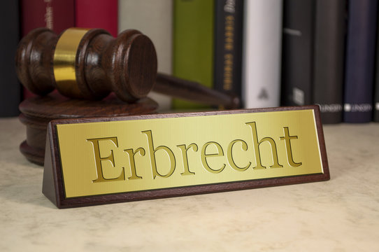 Schreibtischschild mit Richterhammer Erbrecht