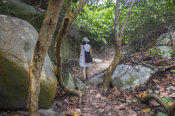 Una persona caminando por el parque Tayrona