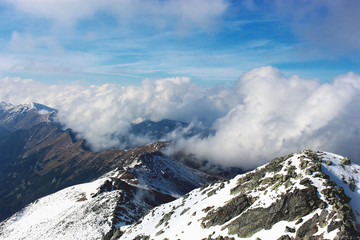 Fototapeta na wymiar Zimowe Tatry w chmurach
