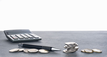 Finanzen, Euro, Stapel von Euromünzen, Kugelschreiber und Taschenrechner auf Schreibtisch, Hintergrund, Panorama