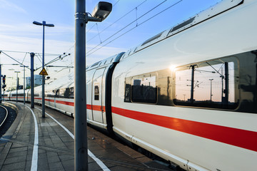 Zug am Kölner Bahnhof 