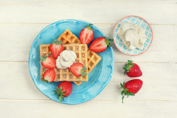 Waffeln mit frischen Erdbeeren und Sahne