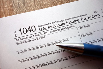 Obraz premium 1040 tax form and pen