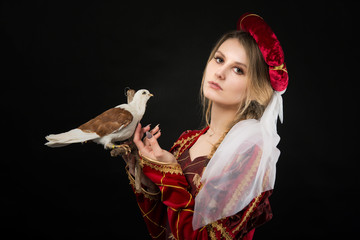 Portret dama gołąb średniowieczny strój © fotoartim