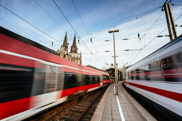 Züge fahren durch Kölner Bahnhof 