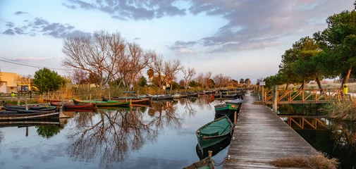 Poster de jardin Jetée Albufera nature reserve with wooden fishing boats and pier at dusk