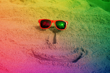 
Wakacyjny uśmiech na piasku  w kolorach tęczy  - obrazy, fototapety, plakaty