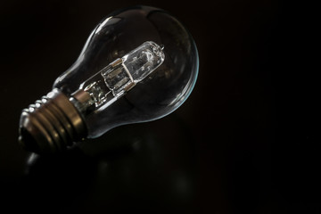 ampoule halogène e27 sur fond noir 1