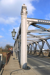 Zabytkowy most nitowany w Brzegu nad rzeką Odrą.