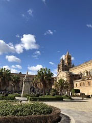 Fototapeta na wymiar Piazza e cattedrale di Palermo con il sole, Sicilia, Italia