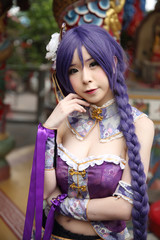 Obraz na płótnie Canvas Portrait of asian young woman with purple Chinese dress cosplay with temple
