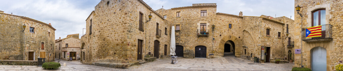 Fototapeta na wymiar Panoramique de la Plaza Major du village de Pals en Catalogne, Espagne