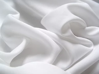 Tuinposter Witte satijnen stof gedrapeerd in zachte golven © Wlodzimierz
