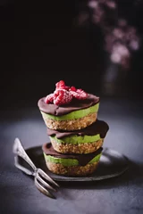 Foto op Plexiglas Vegan avocado-chocoladetaartje © emmi