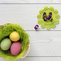 uova di pasqua bianche o colorate confettate con fiori su fondo bianco