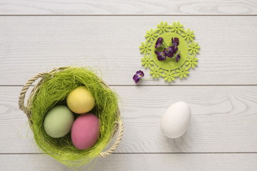 uova di pasqua bianche o colorate confettate con fiori su fondo bianco