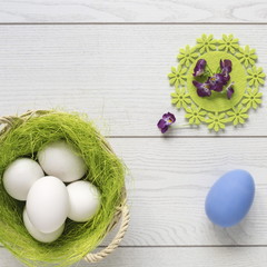 uova di pasqua bianche o colorate confettate con fiori su fondo bianco