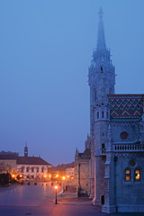 Fototapeta premium Szentháromság square and Matthias Church in foggy night, Budapest
