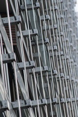 Graue Metall- und Glasfassade eines B&uuml;rogeb&auml;udes 