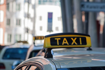Taxis warten in Düsseldorf auf Fahrgäste und Passagiere