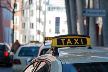 Taxis warten in Düsseldorf auf Fahrgäste und Passagiere