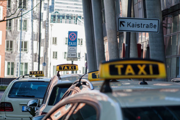 Taxis warten in Düsseldorf auf Fahrgäste und Passagiere