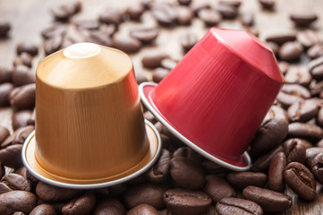 dosette de café expresso avec grains de café sur table en bois