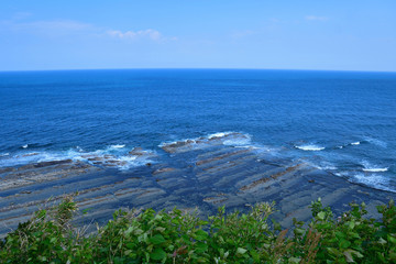 水平線と奇岩の情景