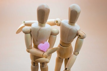 デッサン人形　ハートを抱くカップル