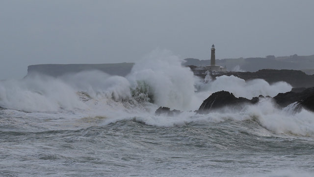 Borrasca sobre la Isla de Mouro, Santander, Cantabria, Espa&ntilde;a