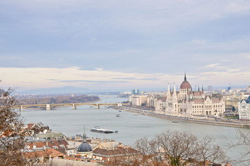 Naklejka premium Budapest cityscape view with Hungarian Parliament building and Danube river and bridges.