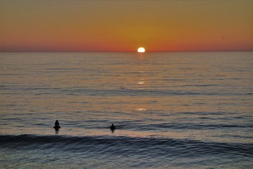 Dernières vagues pour les surfers d'Hermosa Beach