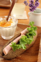 サンドイッチの朝ごはん