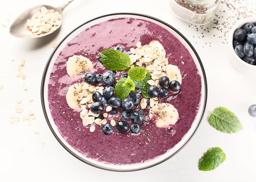 Smoothie bowl with fresh blueberries