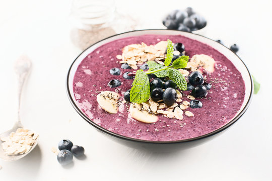 Smoothie bowl with fresh blueberries